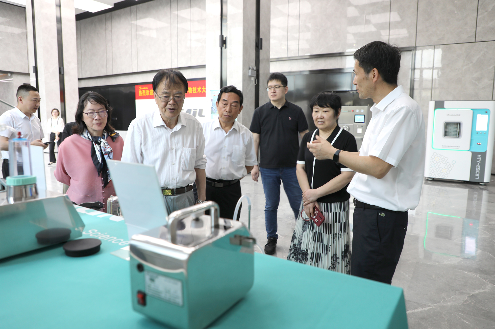 原中国食品药品检定研究院院长李云龙一行走访调研泰林生物